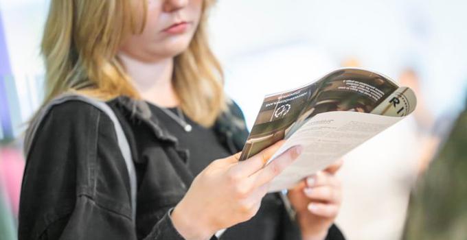 Kvinna som läser en tidning. 