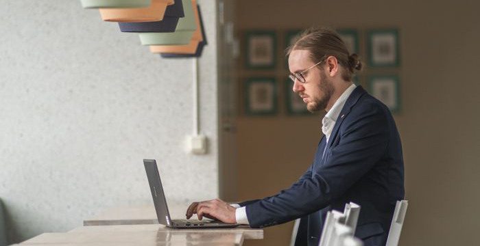 Studet skriver på laptop.