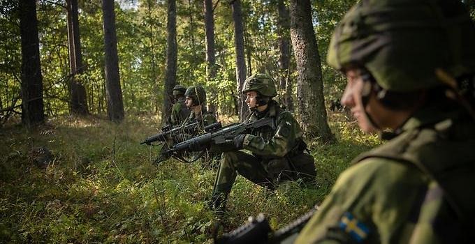 Gruppbefälsutbildning, värnpliktiga tränar i skogen. 