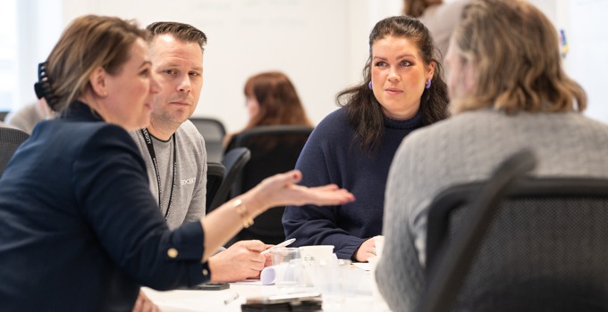 Grupp konferensdeltagare i samtal