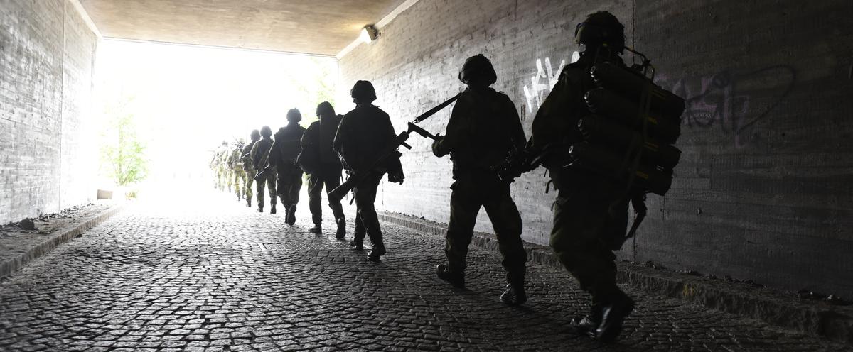 Soldater som går genom en tunnel