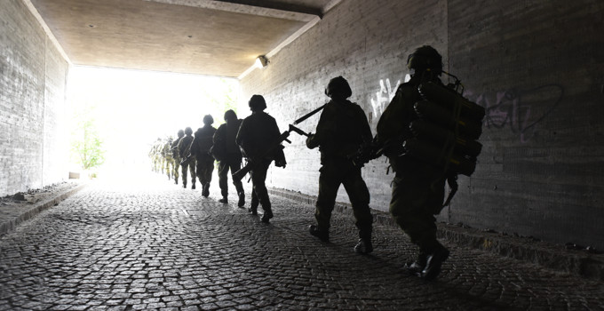 Soldater marscherar genom en tunnel 