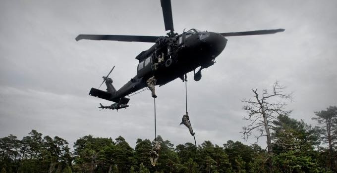 Soldiers from the Armed Forces' special operations units descending from a helicopter.