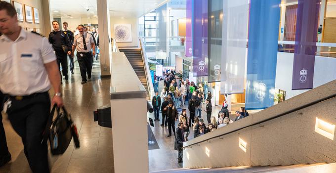 Trappa i FHS entré med studenter och medarbetare