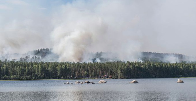 Skogsbrand på norra sidan om Ljusnan strax söder om Kårböle.Runt byn Kårböle i norra Hälsingland rasar tre stora skogsbränder. Byn är sedan en vecka tillbaka evakuerad och släckningsarbetet pågår febrilt mot elden med samlade förmågor från olika myndigheter, frivilliga samt tillrest räddningstjänst från flera europeiska grannländer. Brandområdena är indelade i tre olika sektorer där man försöker isolera elden inom så kallade begränsningslinjer. Förutom att hindra vidare spridning så är det särskilt viktigt att hålla elden borta från orten Kårböle samt viktig infrastruktur.