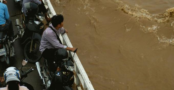 Personer som åker båt på en flod. 