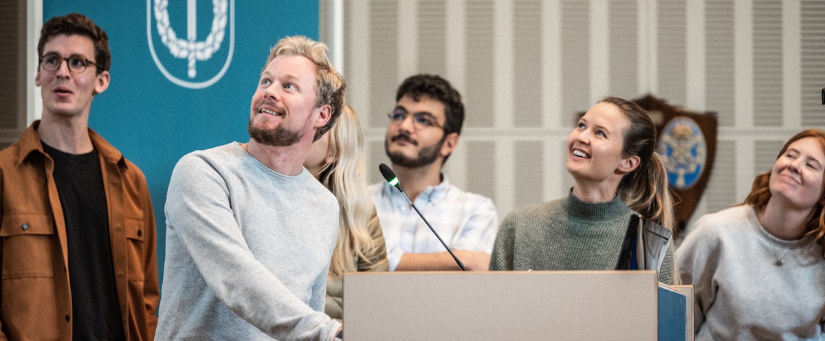 En grupp studenter presenterar i Sverigesalen.