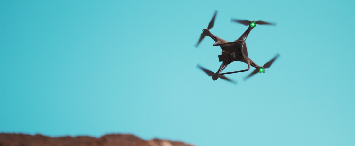 Drönare mot blå himmel.