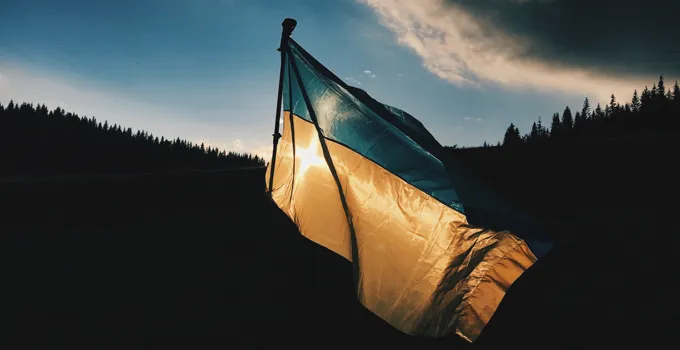 Ukrainas flagga i gryningen.