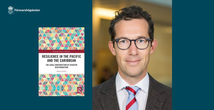 Porträtt av Simon Hollis samt bokomslaget. 