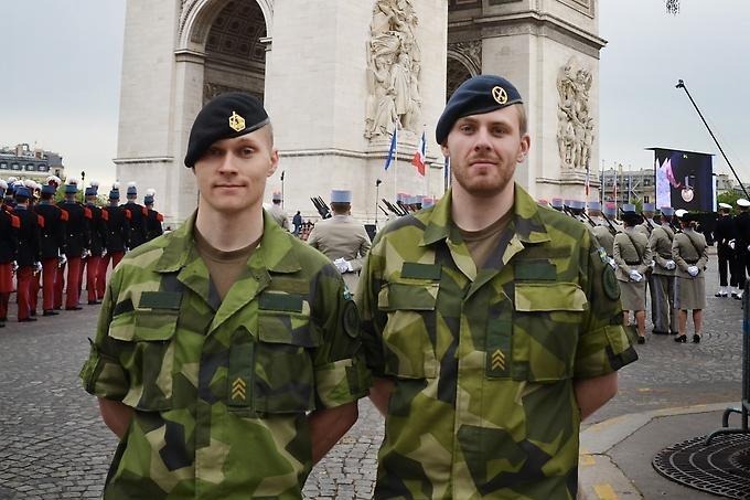 Marcus Johansson, till höger, framför triumfbågen i Paris.