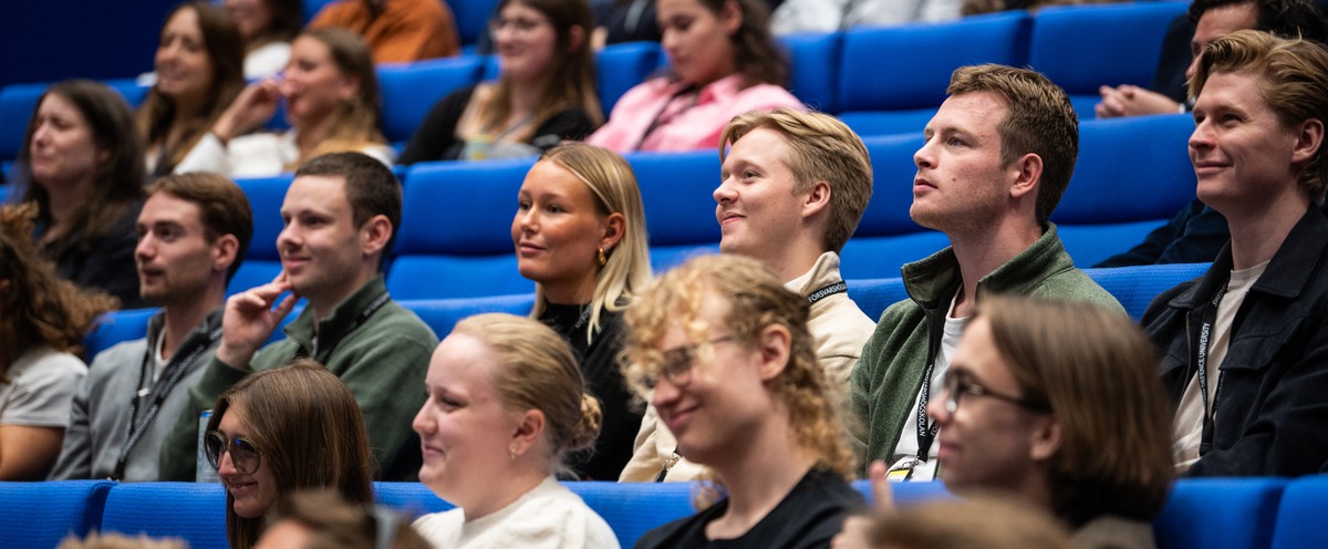 Studenter i Sverigesalen.