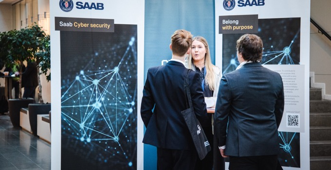 Saabs monter vid Cyber Challenge.