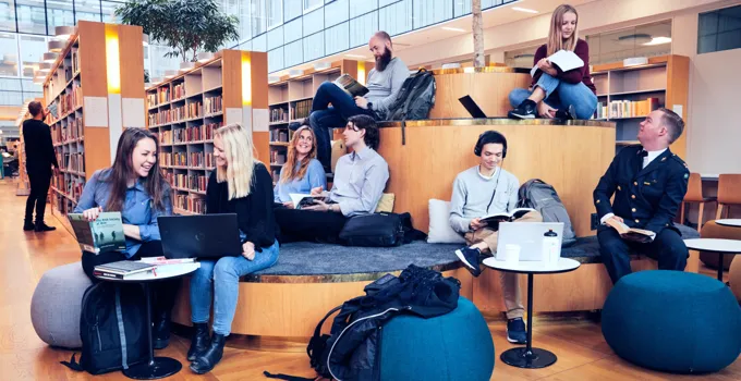 A group of people sitting in the Anna Lindh library.