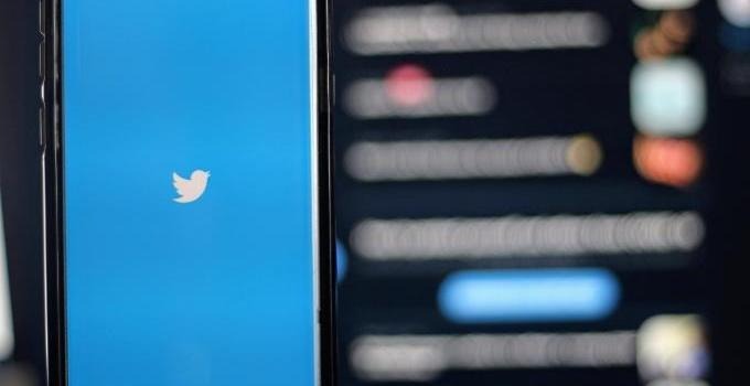 Närbild på en smart mobiltelefon som visar Twitters logotyp.