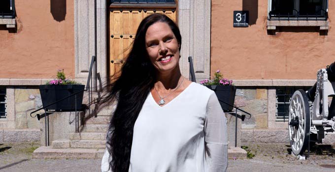 Linda Strömberg framför Försvarshögskolan.
