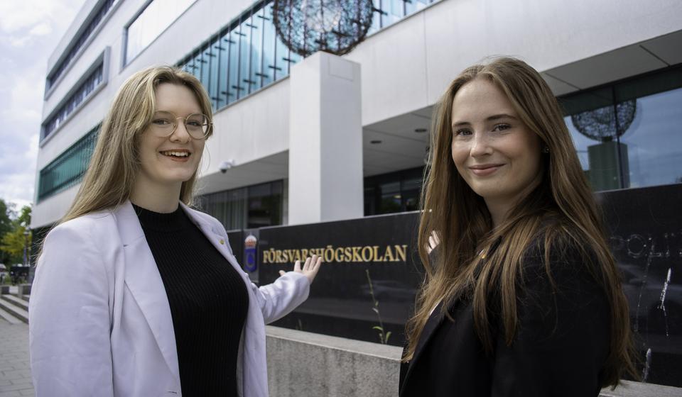 Two female students outside the Swedish Defence University.