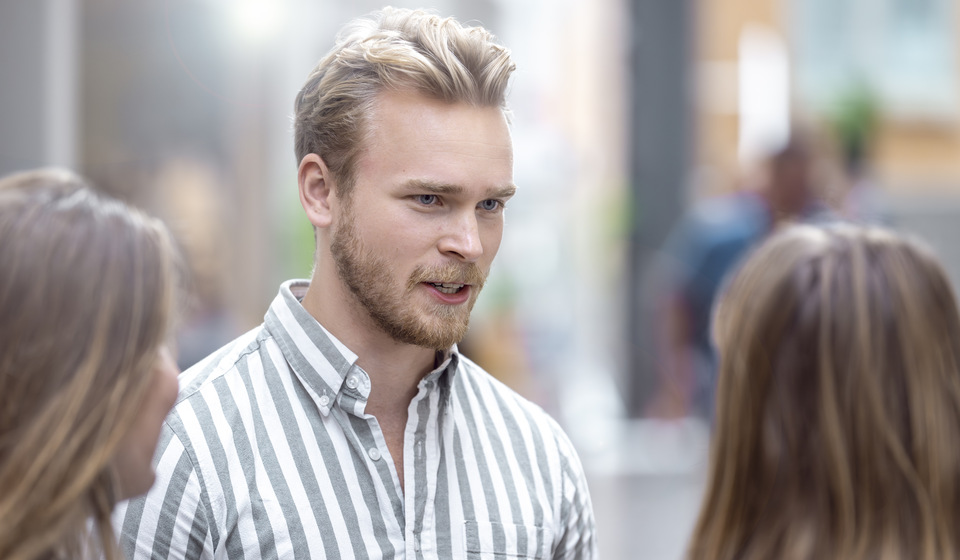 Studenter i samspråk.