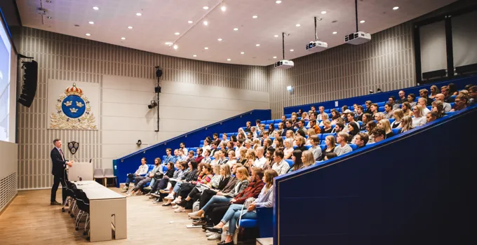 The Vice-chancellor speaks to students in the "Sweden-hall".