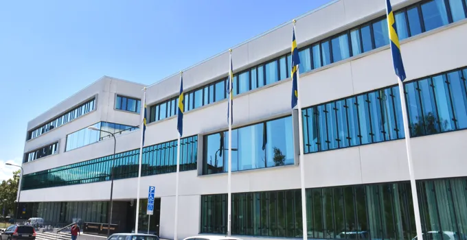 Försvarshögskolans fasad mot blå himmel. 