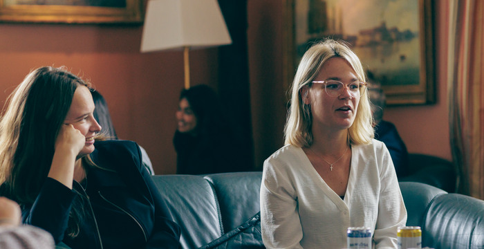 Två kvinnliga studener i Mässen.