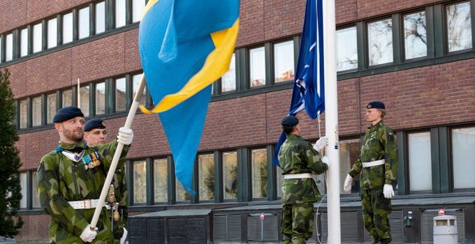 Natoflaggan hissas på högkvarteret.