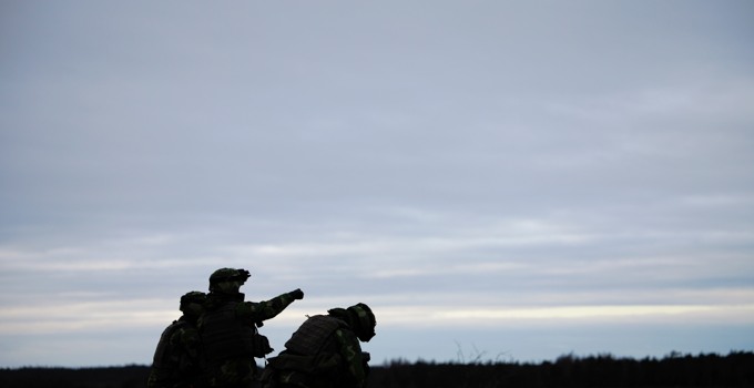 Soldater i gryningen.