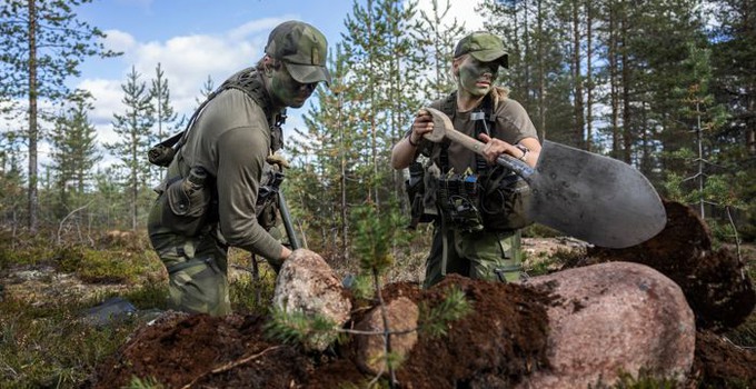 Soldater gräver i skogen.