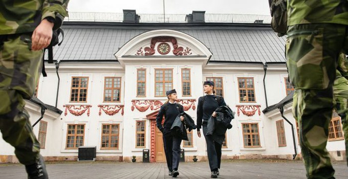 Kadetter i uniform utanför Militärhögskolan Karlberg