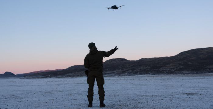 Militär och drönare i ett vinterlandskap