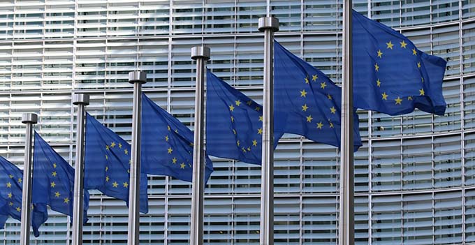 Flaggor framför EU-kommissionsbyggnaden.