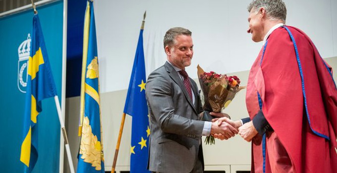 Niklas Nilsson gratuleras av rektor Robert Egnell till docentutnämning vid högtidsdagen