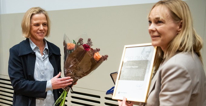 Charlotte Wagnsson tar emot Hugo Raab priset från Malena Britz