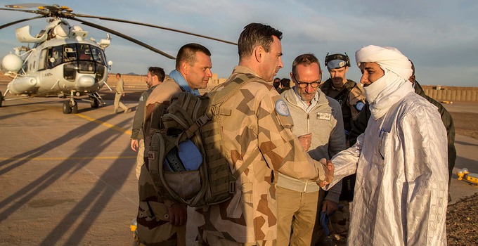 Dennis Gyllensporre in discussions with people in Mali.