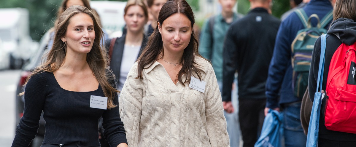 Två tjejer på introduktionsdagen.