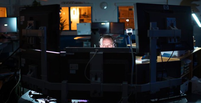 Flygstridsledare framför datorskärmar.
