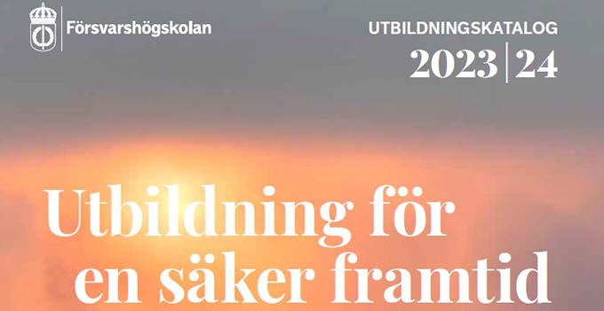 Tre studenter som sitter runt ett bord.