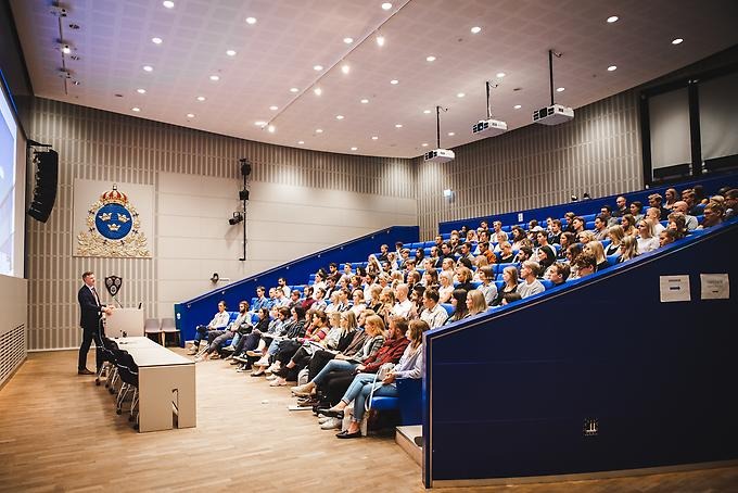 Rektor Robert Egnell talar till nya studenter i Sverigesalen.