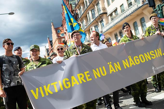 Många människor som deltar i pridetåget.