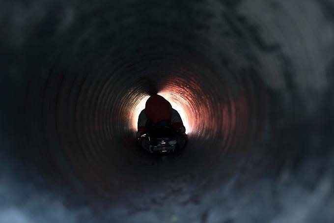 Student kryper i mörk tunnel