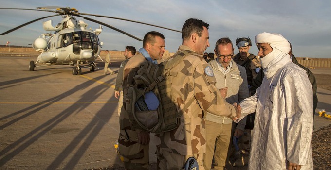 Militär-civilt möte med helikopter i Mellanöstern.