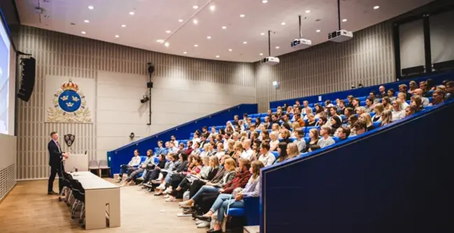 The Vice-chancellor speaks to students in the "Sweden-hall".