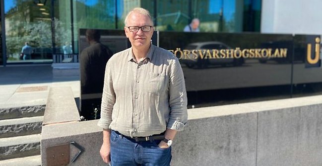 Magnus Bergman framför Försvarshögskolan.