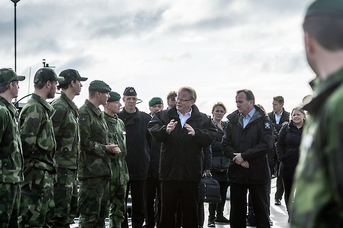 Försvarsministern och statsministern besöker förband på Berga.