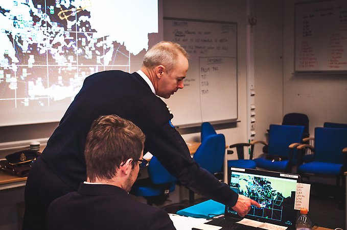 Urban Söderman Carlsson, fartygschef på korvetten Visby, besökte övningen för att se hur de marina officersstudenterna klarade scenariot.