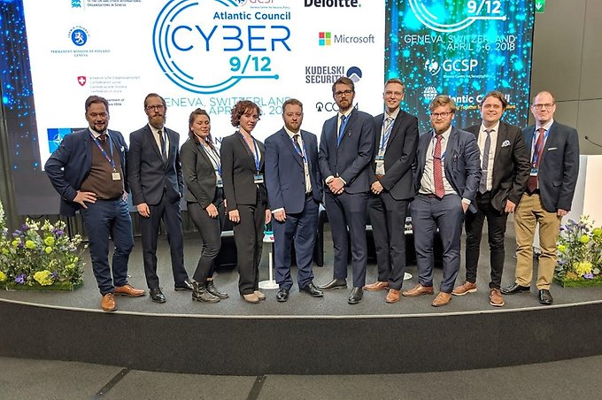 Deltagare i Cyber Challenge på scenen i Genève.