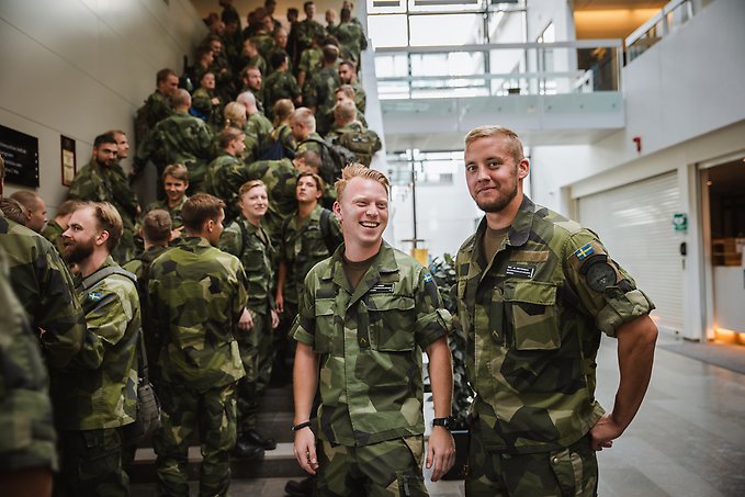 Studenter på officersprogrammet på väg till Sverigesalen under introduktionsdagen.