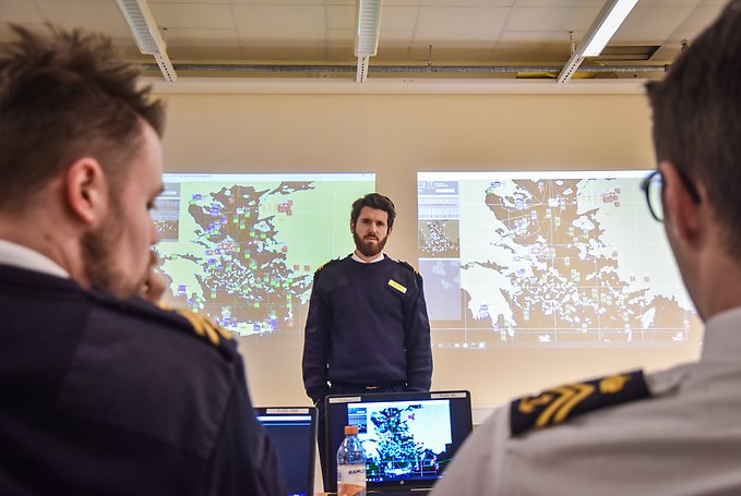 Officersstudent framför krigsspel.