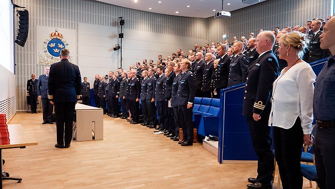 Kursdeltagarna på Högre officersprogrammet står i givakt när överste Hans Granlund anländer i Sverigesalen.