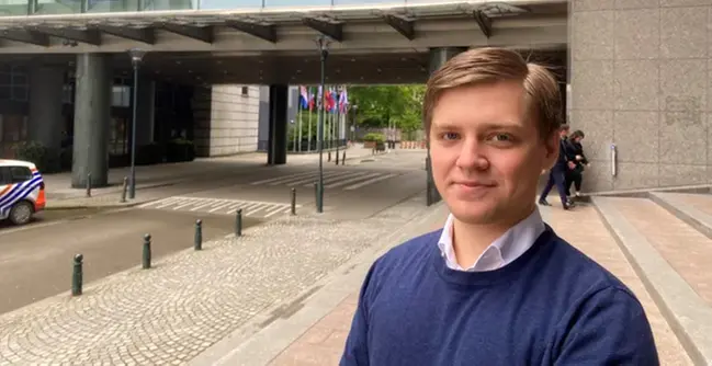 En man som står framför en byggnad.